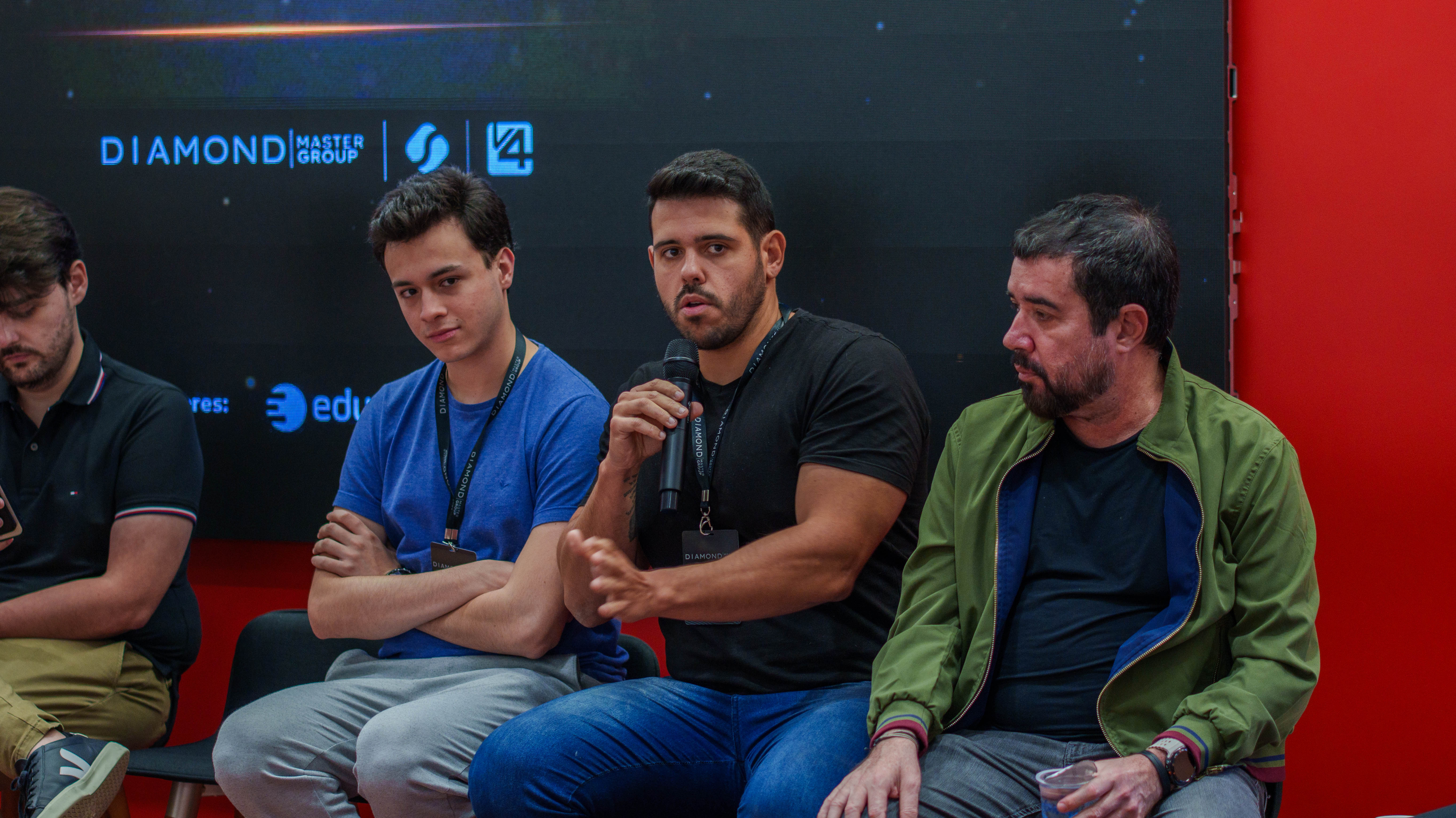Painel de discussão com participantes do evento